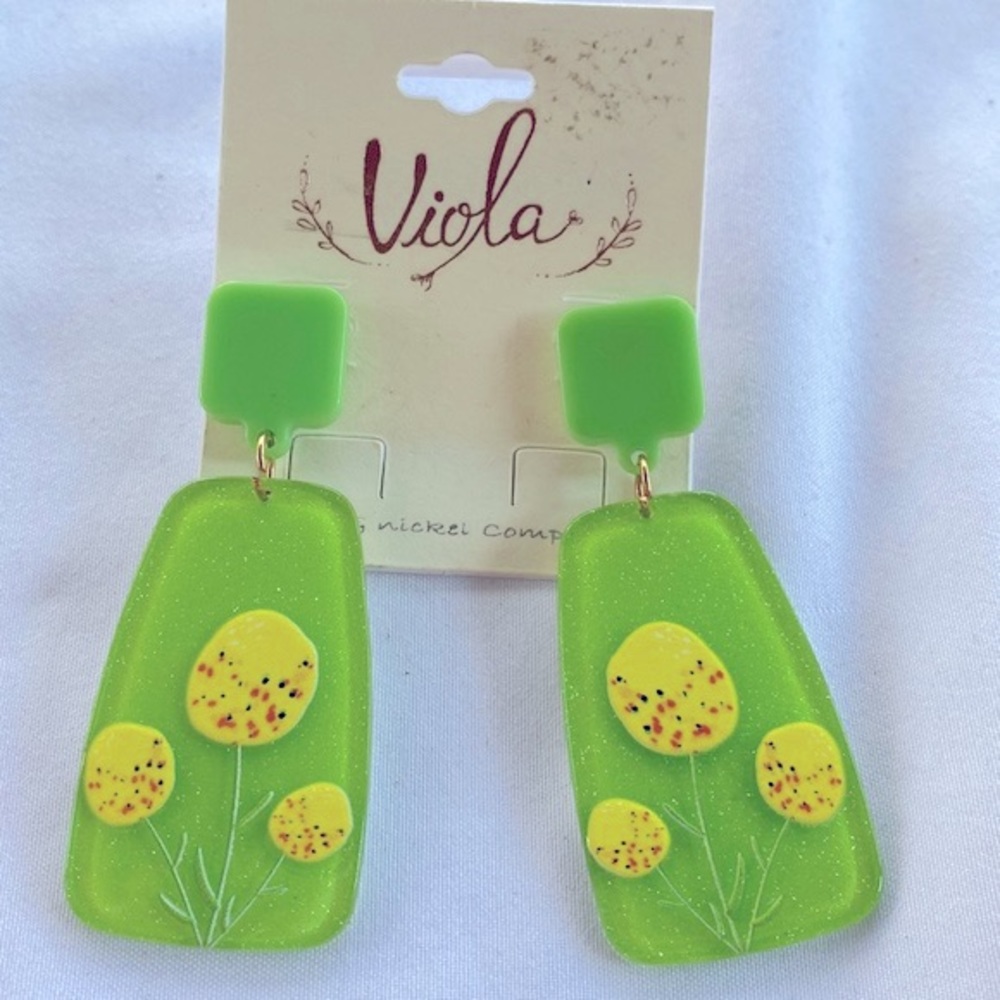 Viola Green Acrylic Flower Drop Earrings NWT